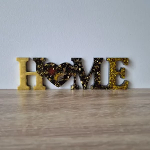 Home doré et noir