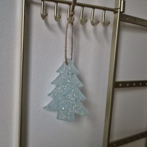 Petit sapin à paillettes bleues