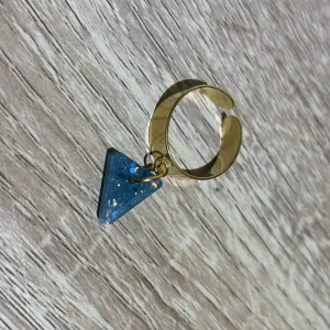 Bague triangle bleu 1