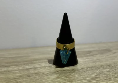 Bague triangle bleu 2
