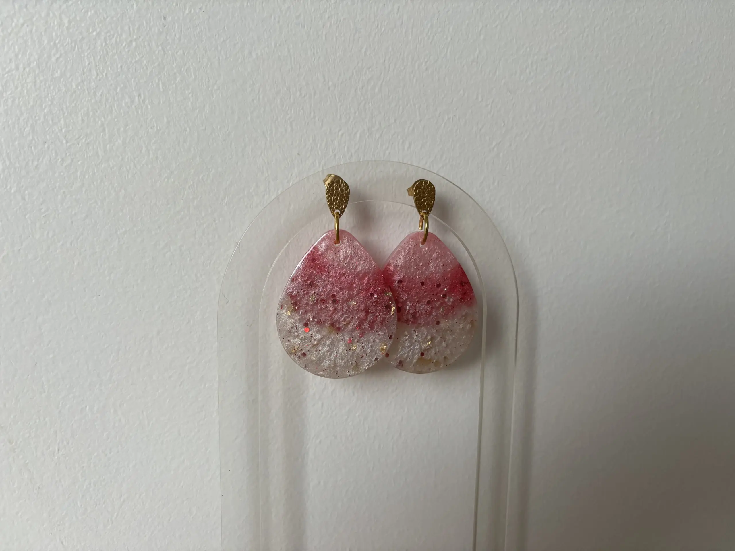 boucles d'oreilles goutte rose et blanc 1