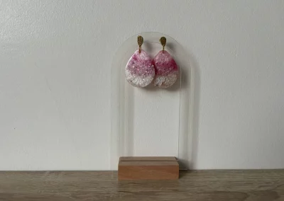 boucles d'oreilles goutte rose et blanc 3