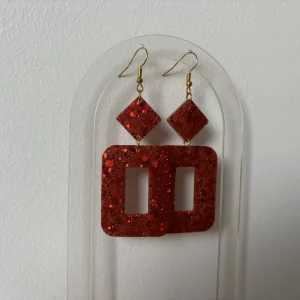 boucles d'oreilles carrés rouges 1