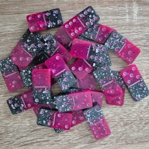Dominos noirs et roses