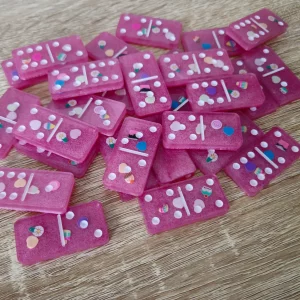 Dominos roses avec des bonbons