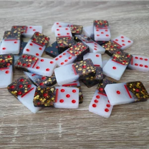 Dominos rouges, noirs et blancs