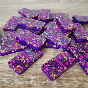 Dominos violets avec paillettes