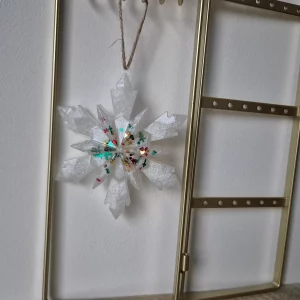 Flocon blanc avec paillettes incrustées