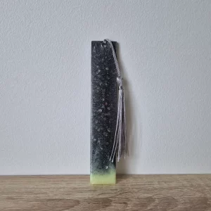 Marque-pages gris et jaune avec pompon gris