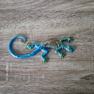 Salamandre verte, bleue et dorée
