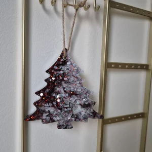 Sapin noir, rouge et blanc